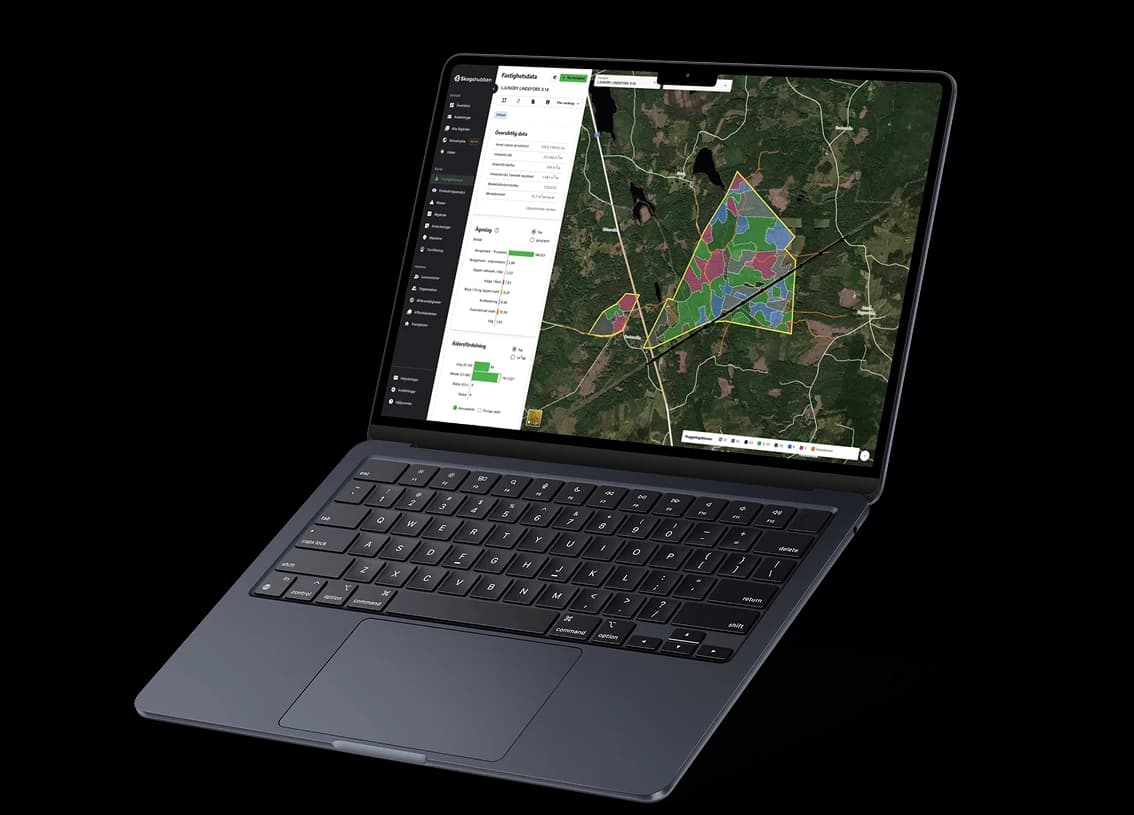 En laptop med Skogshubbens hemsida som visar en karta med skoglig data.