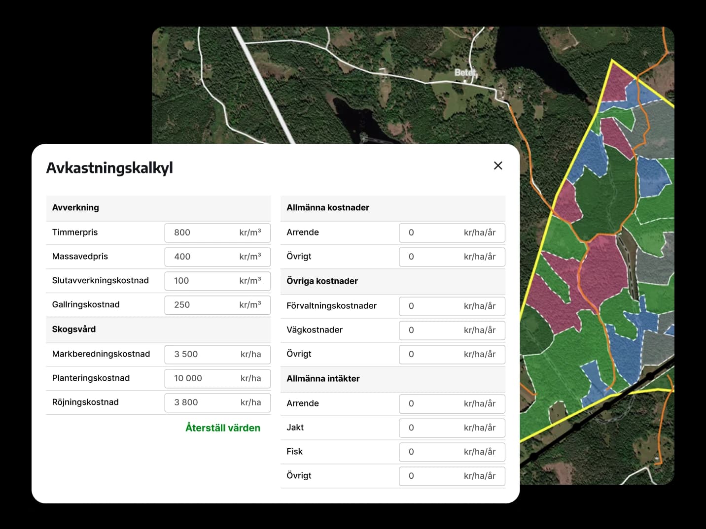En kalkyl med avverkning, skogsvård, kostnader och intäkter. Bakom syns en karta över en skogsfastighet med avdelningar färgade efter huggningsklass.